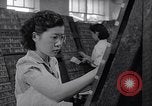 Standbild junge Japanisch-amerikanisches Mädchen arbeiten auf Print Shop Honolulu Hawaii USA, 1942, aus Sekunde 30 historischem Filmmaterial Videoclip 65675037122