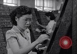 Standbild junge Japanisch-amerikanisches Mädchen arbeiten auf Print Shop Honolulu Hawaii USA, 1942, aus Sekunde 31 historischem Filmmaterial Videoclip 65675037122