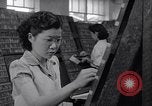 Standbild junge Japanisch-amerikanisches Mädchen arbeiten auf Print Shop Honolulu Hawaii USA, 1942, aus Sekunde 32 historischem Filmmaterial Videoclip 65675037122