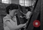 Standbild junge Japanisch-amerikanisches Mädchen arbeiten auf Print Shop Honolulu Hawaii USA, 1942, aus Sekunde 33 historischem Filmmaterial Videoclip 65675037122