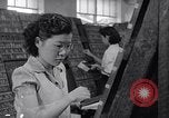 Standbild junge Japanisch-amerikanisches Mädchen arbeiten auf Print Shop Honolulu Hawaii USA, 1942, aus Sekunde 34 historischem Filmmaterial Videoclip 65675037122