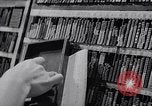 Standbild junge Japanisch-amerikanisches Mädchen arbeiten auf Print Shop Honolulu Hawaii USA, 1942, aus Sekunde 50 historischem Filmmaterial Videoclip 65675037122