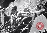 Standbild drei Mädchen unter den Insassen verlassen auf Matson Ocean Liner Honolulu Hawaii USA, 1942, aus Sekunde 1 historischem Filmmaterial Videoclip 65675037126