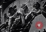 Standbild drei Mädchen unter den Insassen verlassen auf Matson Ocean Liner Honolulu Hawaii USA, 1942, aus Sekunde 3 historischem Filmmaterial Videoclip 65675037126