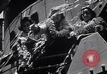 Standbild drei Mädchen unter den Insassen verlassen auf Matson Ocean Liner Honolulu Hawaii USA, 1942, aus Sekunde 4 historischem Filmmaterial Videoclip 65675037126