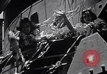 Standbild drei Mädchen unter den Insassen verlassen auf Matson Ocean Liner Honolulu Hawaii USA, 1942, aus Sekunde 5 historischem Filmmaterial Videoclip 65675037126