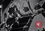 Standbild drei Mädchen unter den Insassen verlassen auf Matson Ocean Liner Honolulu Hawaii USA, 1942, aus Sekunde 6 historischem Filmmaterial Videoclip 65675037126