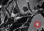 Standbild drei Mädchen unter den Insassen verlassen auf Matson Ocean Liner Honolulu Hawaii USA, 1942, aus Sekunde 7 historischem Filmmaterial Videoclip 65675037126