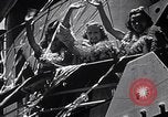 Standbild drei Mädchen unter den Insassen verlassen auf Matson Ocean Liner Honolulu Hawaii USA, 1942, aus Sekunde 8 historischem Filmmaterial Videoclip 65675037126
