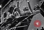 Standbild drei Mädchen unter den Insassen verlassen auf Matson Ocean Liner Honolulu Hawaii USA, 1942, aus Sekunde 9 historischem Filmmaterial Videoclip 65675037126