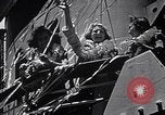 Standbild drei Mädchen unter den Insassen verlassen auf Matson Ocean Liner Honolulu Hawaii USA, 1942, aus Sekunde 10 historischem Filmmaterial Videoclip 65675037126