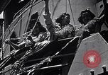Standbild drei Mädchen unter den Insassen verlassen auf Matson Ocean Liner Honolulu Hawaii USA, 1942, aus Sekunde 11 historischem Filmmaterial Videoclip 65675037126