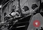 Standbild drei Mädchen unter den Insassen verlassen auf Matson Ocean Liner Honolulu Hawaii USA, 1942, aus Sekunde 12 historischem Filmmaterial Videoclip 65675037126