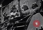 Standbild drei Mädchen unter den Insassen verlassen auf Matson Ocean Liner Honolulu Hawaii USA, 1942, aus Sekunde 13 historischem Filmmaterial Videoclip 65675037126