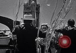 Standbild drei Mädchen unter den Insassen verlassen auf Matson Ocean Liner Honolulu Hawaii USA, 1942, aus Sekunde 18 historischem Filmmaterial Videoclip 65675037126