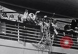 Standbild drei Mädchen unter den Insassen verlassen auf Matson Ocean Liner Honolulu Hawaii USA, 1942, aus Sekunde 19 historischem Filmmaterial Videoclip 65675037126