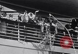 Standbild drei Mädchen unter den Insassen verlassen auf Matson Ocean Liner Honolulu Hawaii USA, 1942, aus Sekunde 20 historischem Filmmaterial Videoclip 65675037126