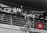 Standbild drei Mädchen unter den Insassen verlassen auf Matson Ocean Liner Honolulu Hawaii USA, 1942, aus Sekunde 21 historischem Filmmaterial Videoclip 65675037126