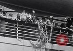 Standbild drei Mädchen unter den Insassen verlassen auf Matson Ocean Liner Honolulu Hawaii USA, 1942, aus Sekunde 22 historischem Filmmaterial Videoclip 65675037126