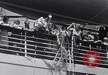 Standbild drei Mädchen unter den Insassen verlassen auf Matson Ocean Liner Honolulu Hawaii USA, 1942, aus Sekunde 23 historischem Filmmaterial Videoclip 65675037126