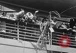Standbild drei Mädchen unter den Insassen verlassen auf Matson Ocean Liner Honolulu Hawaii USA, 1942, aus Sekunde 24 historischem Filmmaterial Videoclip 65675037126
