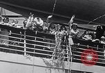 Standbild drei Mädchen unter den Insassen verlassen auf Matson Ocean Liner Honolulu Hawaii USA, 1942, aus Sekunde 25 historischem Filmmaterial Videoclip 65675037126