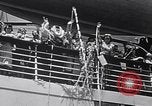 Standbild drei Mädchen unter den Insassen verlassen auf Matson Ocean Liner Honolulu Hawaii USA, 1942, aus Sekunde 26 historischem Filmmaterial Videoclip 65675037126