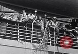 Standbild drei Mädchen unter den Insassen verlassen auf Matson Ocean Liner Honolulu Hawaii USA, 1942, aus Sekunde 27 historischem Filmmaterial Videoclip 65675037126