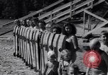 Standbild Mädchen im Wasser Park Enfield Maine USA, 1938, aus Sekunde 7 historischem Filmmaterial Videoclip 65675037137