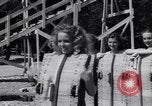 Standbild Mädchen im Wasser Park Enfield Maine USA, 1938, aus Sekunde 9 historischem Filmmaterial Videoclip 65675037137