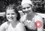 Standbild Mädchen im Wasser Park Enfield Maine USA, 1938, aus Sekunde 14 historischem Filmmaterial Videoclip 65675037137