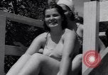 Standbild Mädchen im Wasser Park Enfield Maine USA, 1938, aus Sekunde 31 historischem Filmmaterial Videoclip 65675037137