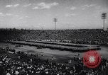 Standbild traditionelle Fußballspiel Baltimore Maryland USA, 1944, aus Sekunde 60 historischem Filmmaterial Videoclip 65675037148