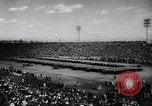 Standbild traditionelle Fußballspiel Baltimore Maryland USA, 1944, aus Sekunde 61 historischem Filmmaterial Videoclip 65675037148