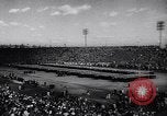 Standbild traditionelle Fußballspiel Baltimore Maryland USA, 1944, aus Sekunde 62 historischem Filmmaterial Videoclip 65675037148