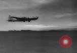 Standbild japanische Ziele bombardiert Saipan Nördliche Marianen, 1944, aus Sekunde 13 historischem Filmmaterial Videoclip 65675037151