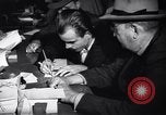 Image Les hommes américains s'inscrire pour le projet d'en Seconde Guerre Mondiale United States USA, 1940, de la seconde 10 séquences d'archives historiques vidéo 65675037158