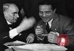 Image Les hommes américains s'inscrire pour le projet d'en Seconde Guerre Mondiale United States USA, 1940, de la seconde 20 séquences d'archives historiques vidéo 65675037158