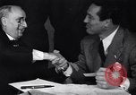 Image Les hommes américains s'inscrire pour le projet d'en Seconde Guerre Mondiale United States USA, 1940, de la seconde 22 séquences d'archives historiques vidéo 65675037158