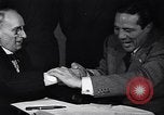 Image Les hommes américains s'inscrire pour le projet d'en Seconde Guerre Mondiale United States USA, 1940, de la seconde 23 séquences d'archives historiques vidéo 65675037158