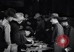 Image Les hommes américains s'inscrire pour le projet d'en Seconde Guerre Mondiale United States USA, 1940, de la seconde 30 séquences d'archives historiques vidéo 65675037158