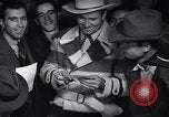 Image Les hommes américains s'inscrire pour le projet d'en Seconde Guerre Mondiale United States USA, 1940, de la seconde 32 séquences d'archives historiques vidéo 65675037158