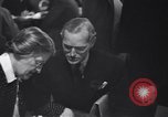 Image Les hommes américains s'inscrire pour le projet d'en Seconde Guerre Mondiale United States USA, 1940, de la seconde 34 séquences d'archives historiques vidéo 65675037158
