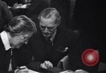 Image Les hommes américains s'inscrire pour le projet d'en Seconde Guerre Mondiale United States USA, 1940, de la seconde 37 séquences d'archives historiques vidéo 65675037158