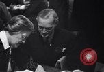 Image Les hommes américains s'inscrire pour le projet d'en Seconde Guerre Mondiale United States USA, 1940, de la seconde 39 séquences d'archives historiques vidéo 65675037158