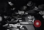 Image Les hommes américains s'inscrire pour le projet d'en Seconde Guerre Mondiale United States USA, 1940, de la seconde 44 séquences d'archives historiques vidéo 65675037158