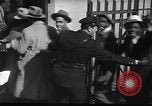 Image Les hommes américains s'inscrire pour le projet d'en Seconde Guerre Mondiale United States USA, 1940, de la seconde 62 séquences d'archives historiques vidéo 65675037158