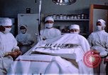 Immagine di Japanese-American medici e infermieri presso un centro di rilocazione United States USA, 1940, secondo 9 filmato di repertorio 65675037172