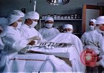 Immagine di Japanese-American medici e infermieri presso un centro di rilocazione United States USA, 1940, secondo 10 filmato di repertorio 65675037172