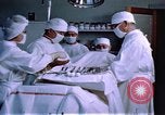 Immagine di Japanese-American medici e infermieri presso un centro di rilocazione United States USA, 1940, secondo 11 filmato di repertorio 65675037172